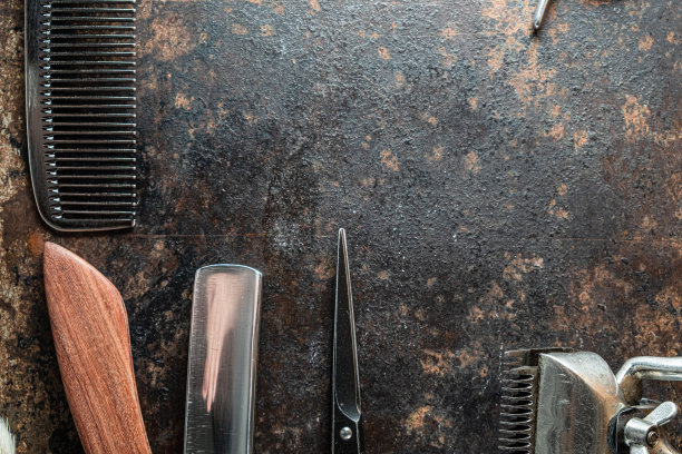 老式的理发工具，危险的剃须刀，理发剪刀，老式的手动剪，金属梳子，剃须刷。图片下载