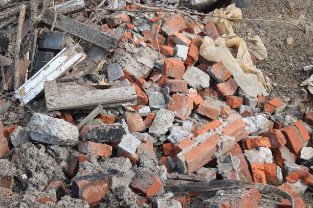 在堆填区拆卸及损毁的各种旧构筑物所产生的建筑废物图片下载