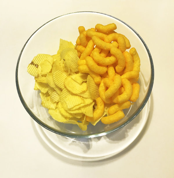 薯片在玻璃碗隔离图片下载