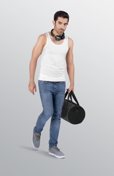 行走的男模特穿着朴素的白色背心衬衫在蓝色牛仔裤子图片下载