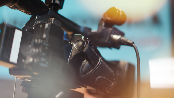 用摄像机拍摄媒体活动。图片下载