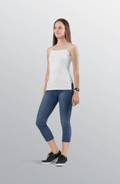 在孤立背景上穿着白色纯色吊带和蓝色牛仔七分裤的美丽女模特图片下载