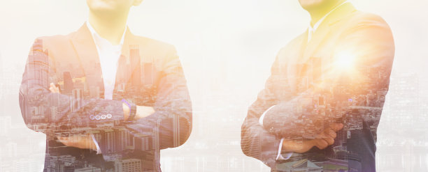 双重曝光效果：两位年轻商人在户外站立思考，阳光与城市景观，白色背景，商业、金融与投资概念banner图片下载