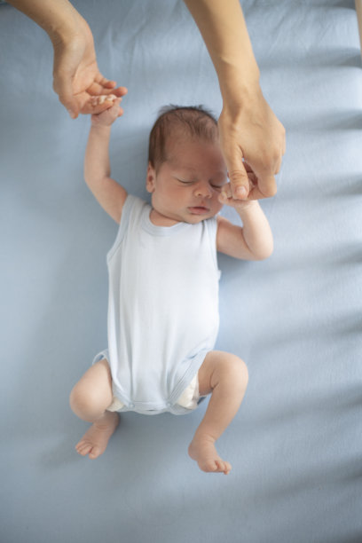 母亲和新生婴儿图片下载