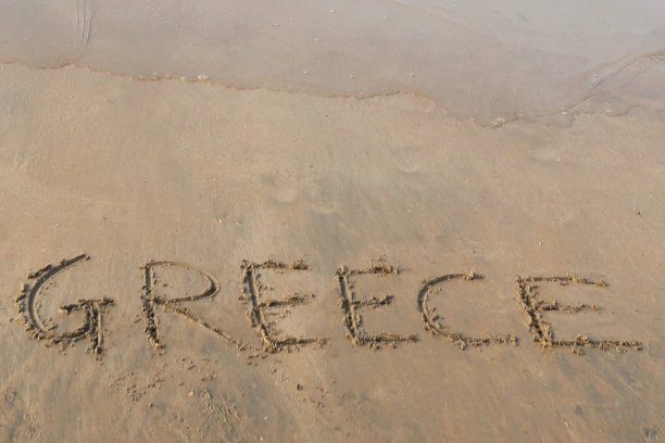 图片的标签标签写在阳光明媚的海滩上，希腊单词写在海边的沙子，帕洛伦海滩，印度果阿，概念社交媒体照片的手写在金色的沙子与现代标签前缀图片下载