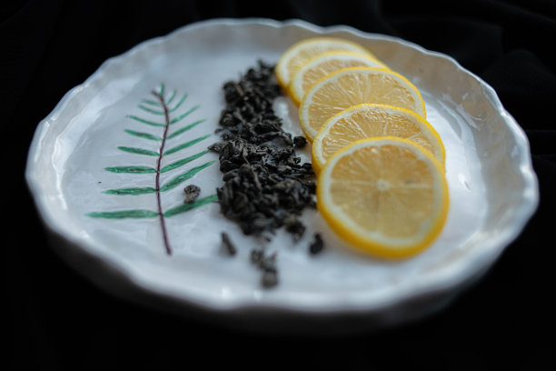 瓷盘上放柠檬片和绿茶图片下载