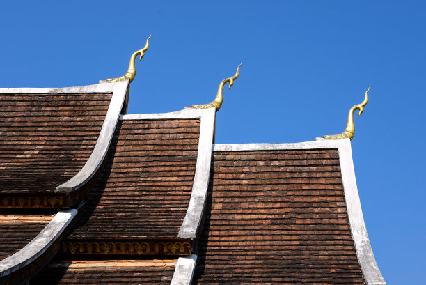 泰国寺庙屋顶与蓝天图片下载