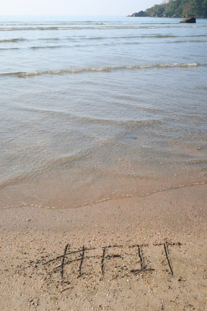 图片的标签标签写在阳光沙滩上的Fit字写在海边的沙子，Palolem海滩，印度果阿，概念社交媒体照片的手写在金色的沙子与现代标签前缀图片下载