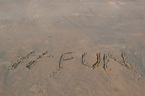 图片的标签标签写在阳光明媚的海滩上，有趣的词写在沙滩上，Palolem海滩，印度果阿，概念社交媒体照片的手写在金色的沙子与现代标签前缀图片下载