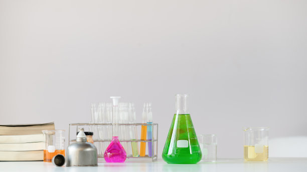 科学教育理念，白色课桌上的科学器材和书籍。图片下载