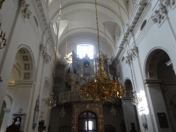 在波兰华沙，丘奇看到圣母升天和圣约瑟夫图片下载