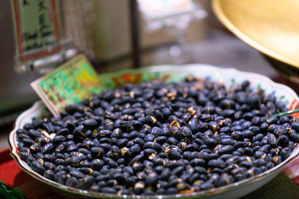 日本京都锦市场出售的烤黑大豆特写图片下载