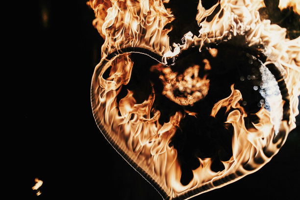 情人节快乐。心形的烟花在黑色的背景下，火在夜里表演。孟加拉火燃烧的心。空间的文本。婚礼或情人节的概念。新年快乐图片下载