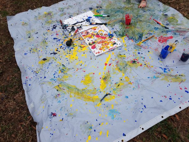 浴帘上的油漆溅得乱七八糟图片下载