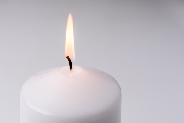 白色蜡烛的火焰图片下载