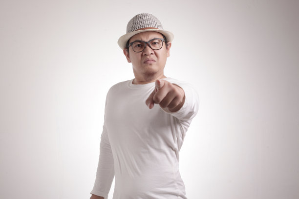 愤怒的男人发出警告图片下载