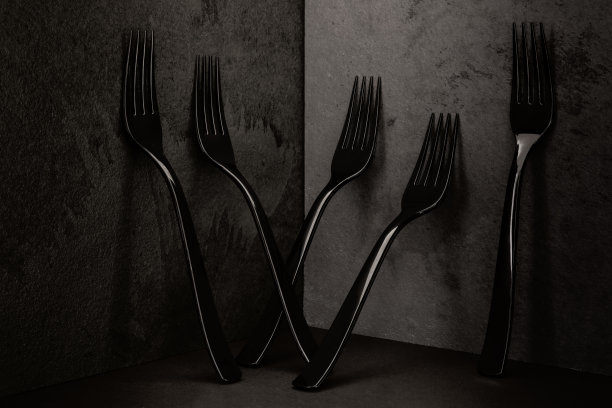 简约优雅，黑色背景上的黑色叉子图片下载