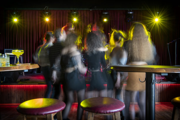 观众在音乐会上跳舞图片下载