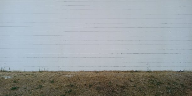 白色砖墙背景与土地图片下载