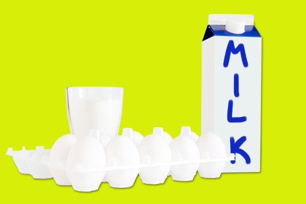 一盒牛奶，一打鸡蛋和面粉放在玻璃杯里，然后放在桌上做饭。在一个黄色的孤立背景上的超市杂货篮子波普艺术风格。图片下载