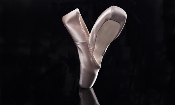 黑色背景芭蕾舞鞋图片下载