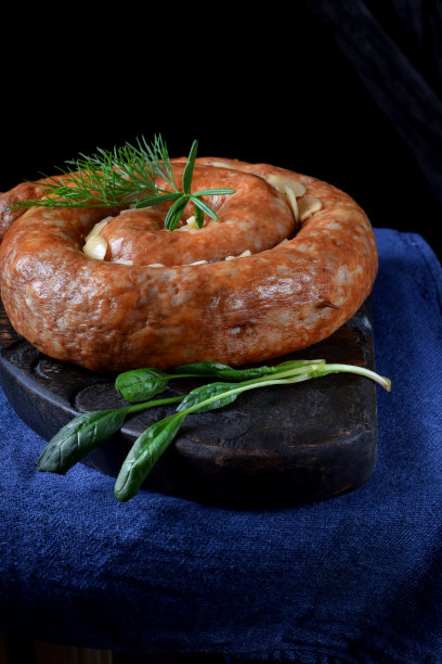 烤猪肉香肠配大蒜，放在深色的木板上图片下载