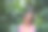 年轻女子站在植物园里。副本的空间。图片下载