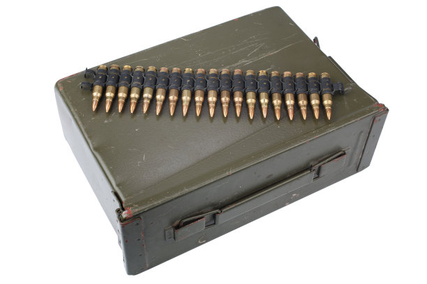 配有弹药带的美国军队弹药箱图片下载