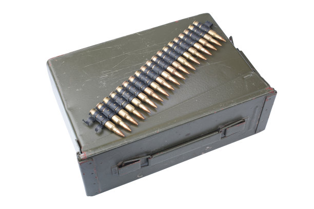 配有弹药带的美国军队弹药箱图片下载