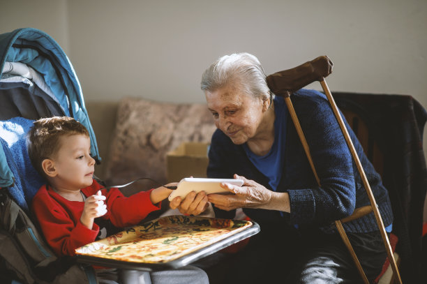 我和奶奶在一起时，有无限的屏幕时间图片下载