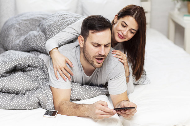 夫妇和手机在床上图片下载