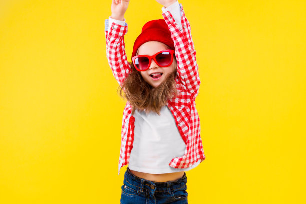 儿童女孩在休闲布孤立在黄色背景图片下载