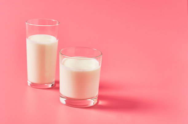 两满杯新鲜牛奶，酸奶或开菲尔粉背景。空间的文本图片下载