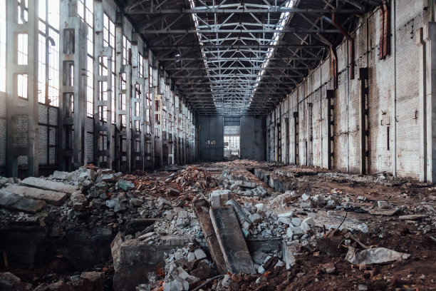 废弃的大型工业大厅和垃圾。沃罗涅日挖掘机制造厂图片下载