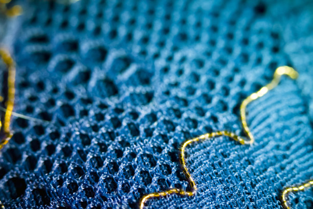 全框架宏观特写与选择性的焦点工匠定制的金色编织应变在水绿蓝色羊毛时装设计服装图片下载