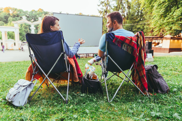 情侣在城市公园露天电影院的椅子上看电影图片下载