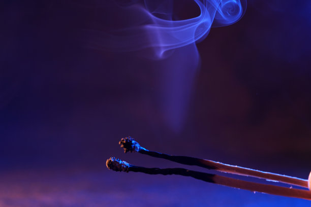 点燃火柴，在摄影棚里熄灭后，用彩色的箔纸在闪光灯前拍照图片下载