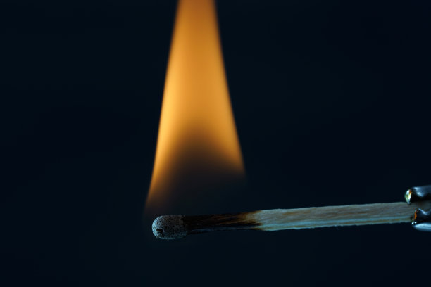 点燃火柴，在摄影棚里熄灭后，用彩色的箔纸在闪光灯前拍照图片下载