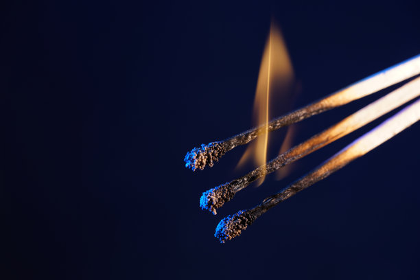 点燃火柴，在摄影棚里熄灭后，用彩色的箔纸在闪光灯前拍照图片下载