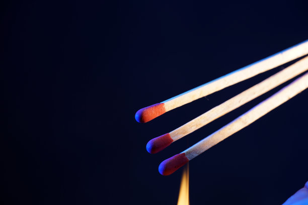 点燃火柴，在摄影棚里熄灭后，用彩色的箔纸在闪光灯前拍照图片下载