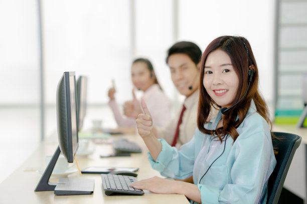 呼叫中心。关注戴耳机的美女图片下载