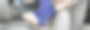 一名男子用蓝色绷带裹住自己的脚进行急救图片下载