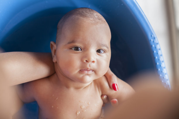 小男孩洗澡素材图片