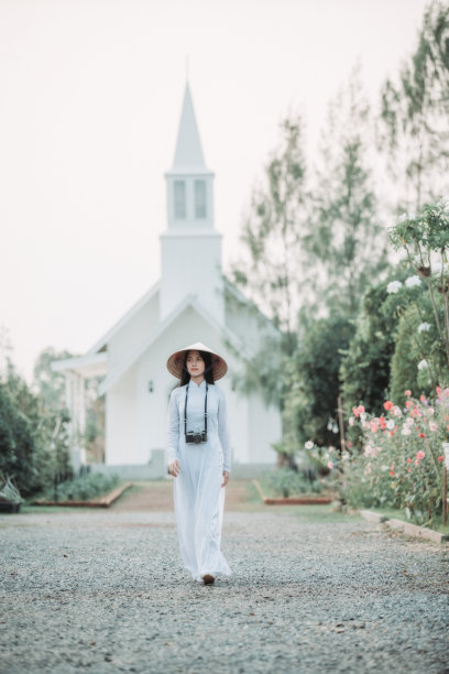 亚洲女性穿着越南传统奥黛的肖像图片下载