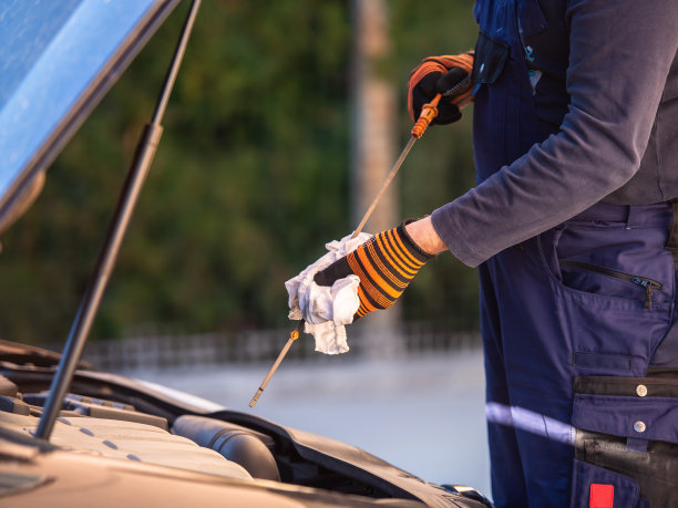 汽车修理工检查发动机油位图片下载