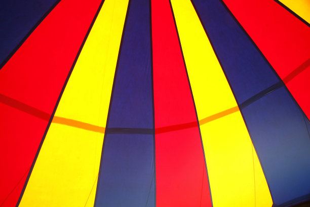 色彩斑斓的马戏团帐篷图片下载