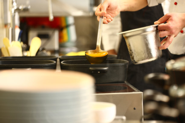 专业厨师在厨房为顾客准备食物图片下载