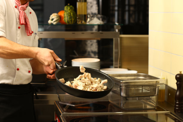 专业厨师在厨房为顾客准备食物图片下载