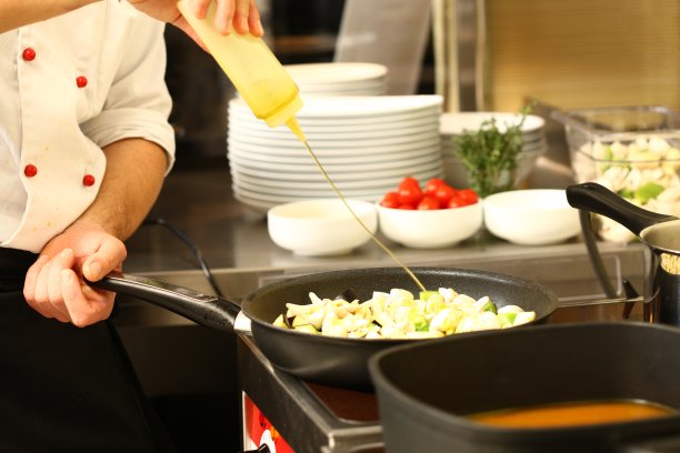 专业厨师在厨房为顾客准备食物图片下载