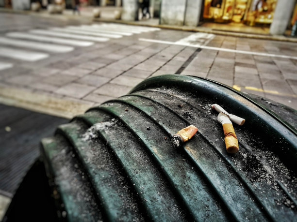 香烟掉在桶上图片下载